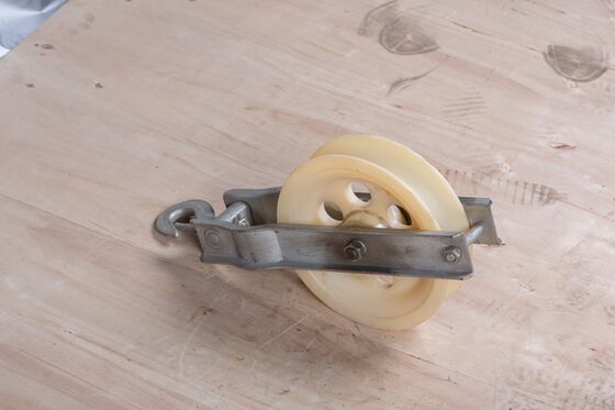 شراء Hooke Type Cable Roller Stringing Pulley with 15KN Rated Load 200*60 Nylon Wheel for Overhead Cable Pulling online manufacture