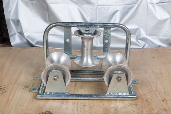 شراء Heavy-Duty Steel Frame Triple Roller Guide for 90° Bend Handling in Power Cable Installation online manufacture