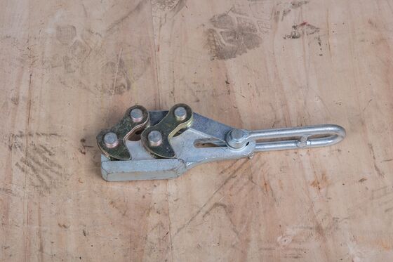 شراء Durable Earth Wire Tensioning Clamp for 50-70mm² with 20-30 kN Load Capacity and Quick Cam-Locking online manufacture